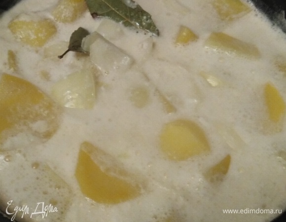 Добавить соль, лавровый лист, репчатый лук. Варить, не накрывая крышкой, на среднем огне до готовности.