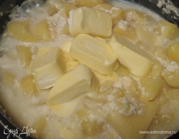 В конце варки удалить лавровый лист, добавить сливочное масло, не выключая огонь.