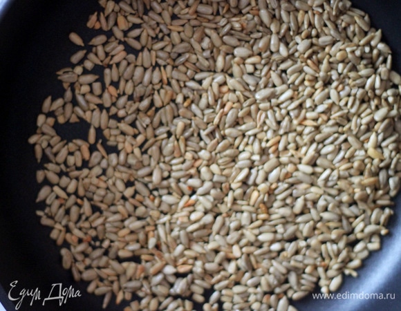 Семена подсолнечника я покупаю очищенные, хорошо промываю в нескольких водах, просушиваю и потом уже использую в салаты, выпечку и так далее. Для печенья я подсушила их на сухой сковороде до румяных бочков.