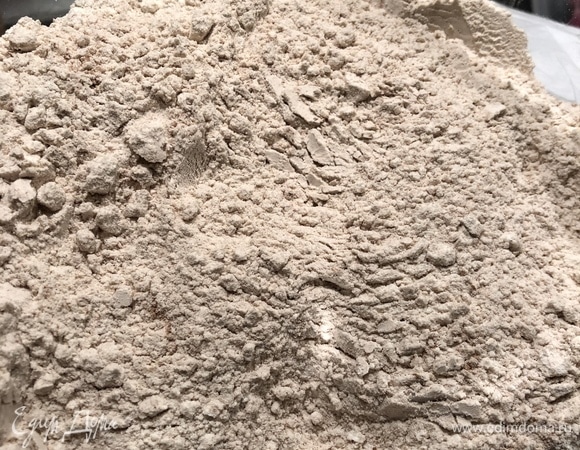 В просеянную муку добавить какао и ванильный сахар. В кефире погасить соду.