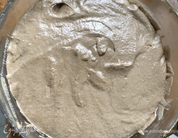 Соединить масляную массу с кефиром и постепенно ввести муку, хорошо перемешать.