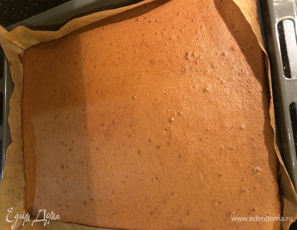 Подготовить форму для выпечки. У меня противень, застеленный бумагой. Выпекать в разогретой до 170°C–180°C духовке примерно 25 минут. Готовность проверять зубочисткой. Корж должен хорошо остыть. Разделить на 2 равные части и обрезать края.