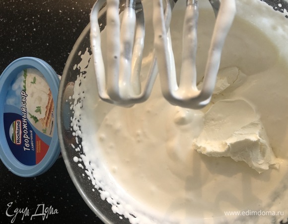 Для крема хорошо охладить сливки и взбить их с пудрой и творожным сыром Hochland.