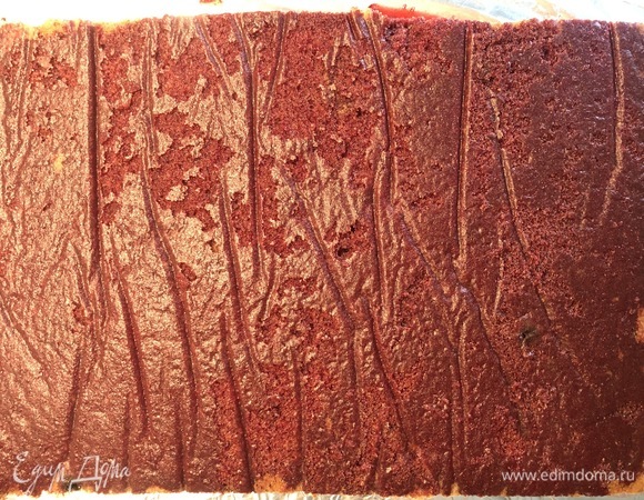 Нижний корж пропитать соком от вишни.