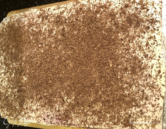 Далее накрыть коржом и немного спрессовать, так же пропитать соком вишни и покрыть кремом со всех сторон. Украсить шоколадной стружкой.