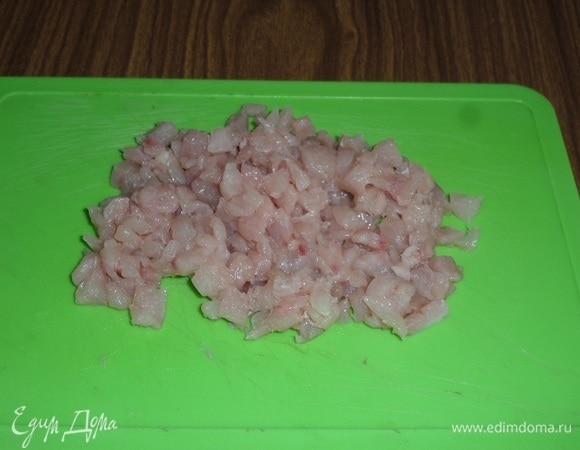 Мелко нарезаем куриное филе или же пропускаем через мясорубку.