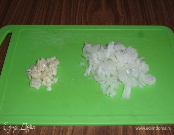 Мелко нарезаем лук и чеснок.