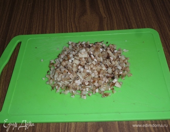 Мелко нарезаем грибные ножки.