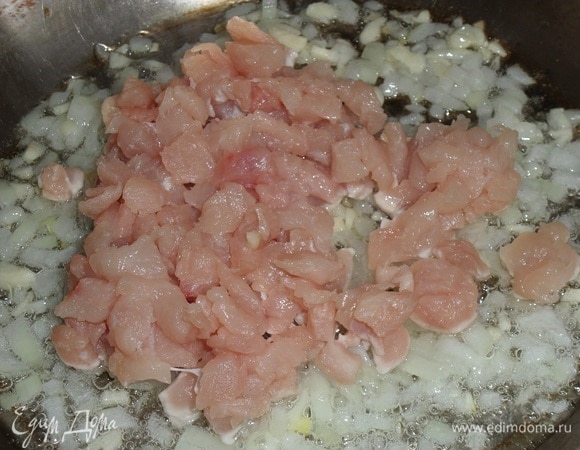 Затем добавляем нарезанное мясо. Обжариваем 3–5 минут.