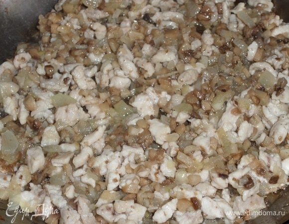 Солим по вкусу. Перемешиваем. Убираем сковороду с огня. Остужаем массу.