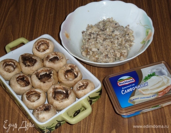 Приготовленной начинкой заполняем шляпки грибов.