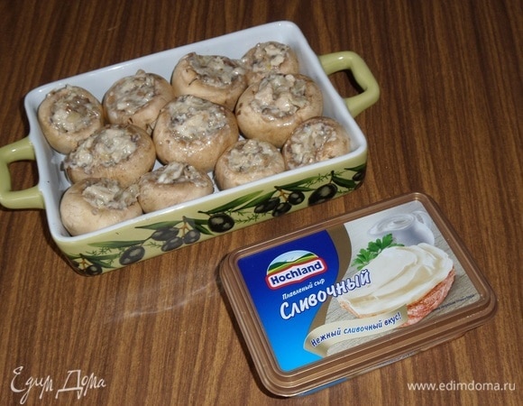 Выкладываем начиненные грибочки в форму для запекания. Помещаем форму в разогретую духовку.