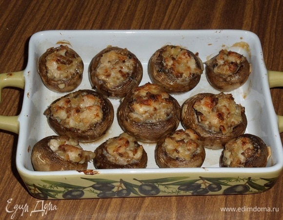 Запекаем грибочки 20–30 минут при 180°C, ориентируясь на свою духовку.