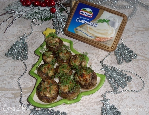 Подаем грибочки, украсив зеленью.