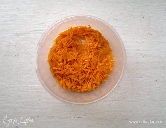 Апельсин вымыть, обсушить. Снять с апельсина цедру, измельчить.