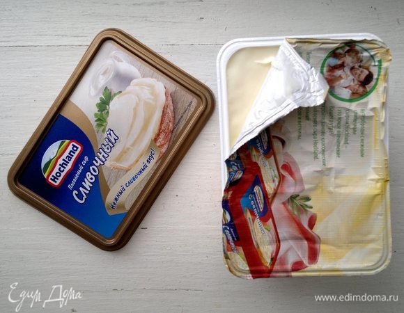 Для теста и крема я использовала плавленый сливочный сыр Hochland. Открыть баночку с сыром (400 г).