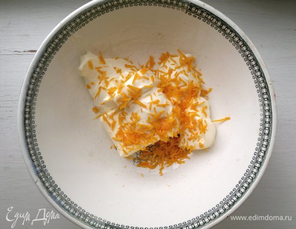 Соединить 200 г сыра, размягченное сливочное масло, цедру апельсина, растереть до однородности.