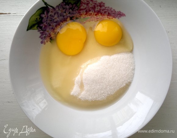 Яйца соединить с сахаром, взбить.