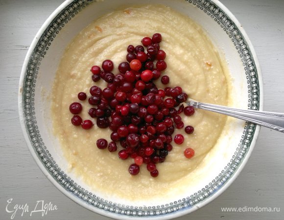 Добавить клюкву в тесто, аккуратно перемешать.