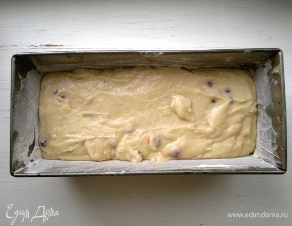 Выложить тесто в форму. Поставить в духовку, разогретую до 180°C, на 55–60 минут. Ориентируйтесь при выпечке на свою духовку. Готовность проверять деревянной палочкой. Она должна выходить сухой из середины кекса.