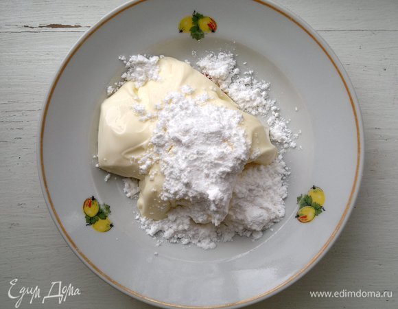 Для крема соединить 200 г плавленого сыра Hochland, сливочное масло и сахарную пудру.