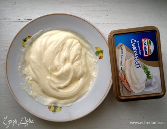 Взбить крем до гладкой воздушной массы. На время выпекания кекса поставить крем в холодильник.