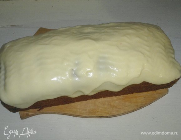 Полностью остывший кекс смазать кремом.