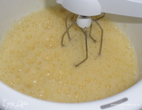 Подготовим продукты. В чаше миксера взбиваем яйцо, соль, сахар и растительное масло.
