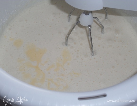 Добавляем молоко и растопленное остуженное сливочное масло. Перемешиваем на самой малой скорости миксера.