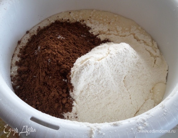 Добавляем какао, разрыхлитель и муку. Перемешиваем на малой скорости миксера.
