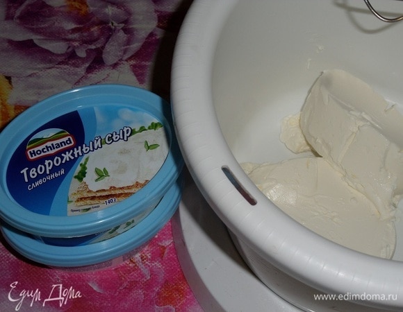 Готовим крем для украшения кексов. В чашу миксера выкладываем творожный сыр. Для приготовления крема я использую творожный сыр Hochland. У него отличный сливочный вкус и правильная консистенция!