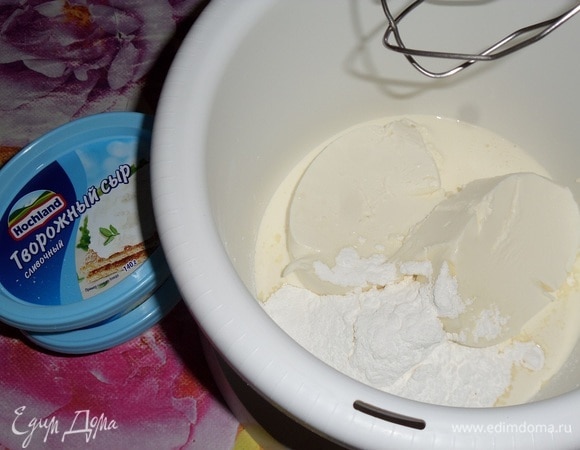 В чашу к творожному сыру добавляем охлажденные жирные сливки и сахарную пудру.