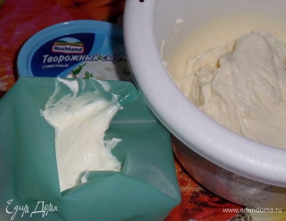 Подготовленным кремом заполняем кондитерский мешок.