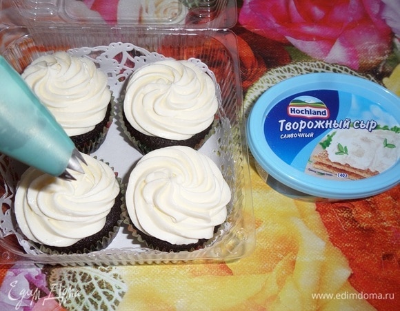 Украшаем кексы кремовыми шапочками.