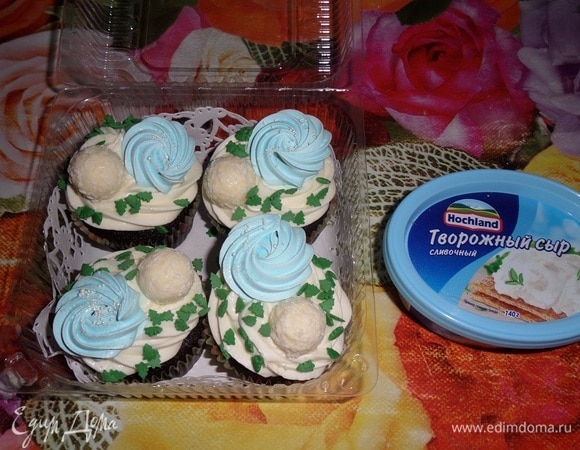 Дополнительно можно декорировать кексы сахарными посыпками, меренгой и конфетами.