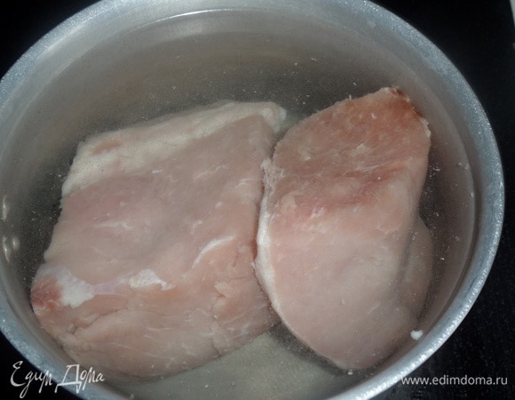 Подготавливаем продукты. Промытое мясо заливаем холодной водой. Варим до готовности. За 15 минут до окончания варки солим.