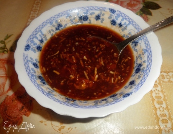 В емкость выкладываем измельченный чеснок. Добавляем кетчуп, гранатовый сок, табаско, соевый соус. Хорошо перемешиваем.