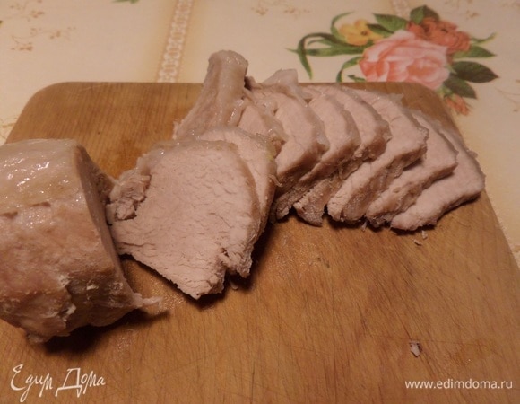 Сваренное мясо охлаждаем. Нарезаем ломтиками поперек волокон.