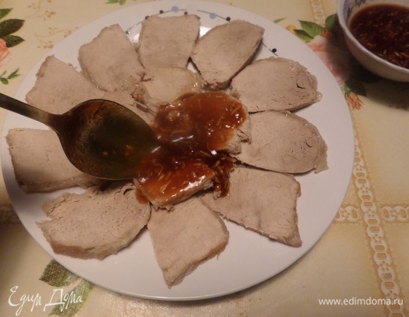 Нарезанное мясо выкладываем на тарелку. Поливаем приготовленным соусом. Накрываем тарелку пищевой пленкой и отправляем в холодильник на 2–4 часа.