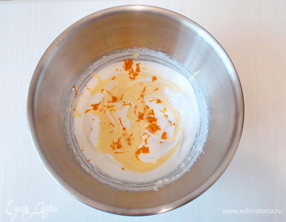 В чашу со взбитыми белками добавляем растертые белки и натертую цедру.