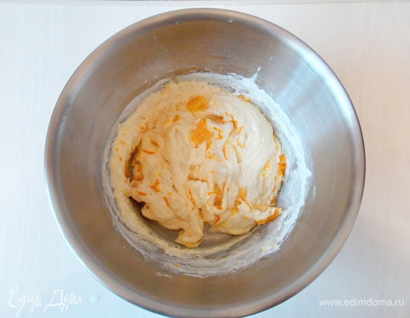Просеиваем муку в чашу с яйцами, аккуратно перемешиваем. Добавляем кусочки апельсина и снова аккуратно перемешиваем.