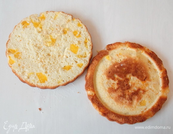 Разрезаем наш апельсиновый бисквит на две части. Делаем это аккуратно, бисквит очень нежный и воздушный.