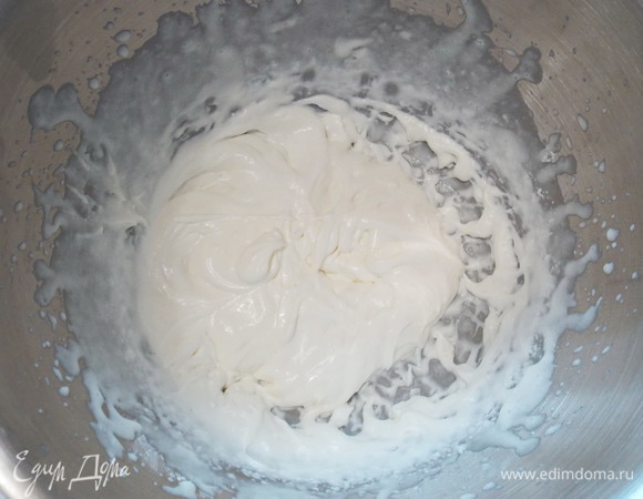 В чашу блендера наливаем сливки, добавляем сахарную пудру и взбиваем до увеличения в 2–3 раза. Должна получиться воздушная масса, хорошо держащая рисунок на поверхности.