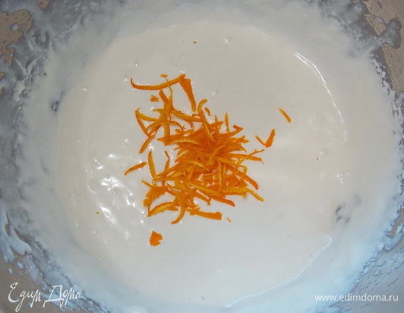 Добавляем нарезанную цедру и перемешиваем.