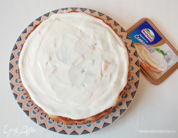 Промазываем первый корж частью крема и кладем на него второй корж. Смазываем верх оставшимся кремом и оставляем в холодильнике на 8 часов для пропитки.