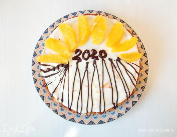 Украшаем по своему усмотрению. Я украсила растопленным шоколадом и апельсиновыми дольками.