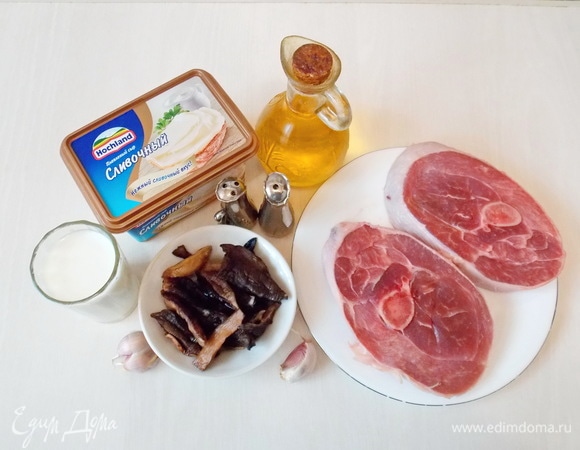 Подготовим все необходимые ингредиенты. Сушеные грибы перед началом приготовления нужно замочить в холодной воде на 6 часов, убрав в прохладное место.