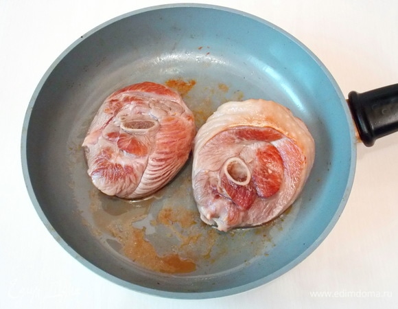 Стейки индейки сполоснем и обсушим бумажным полотенцем. Обжариваем стейки на сильном огне в сковороде после чеснока. Жарим по 5 минут с каждой стороны до румяной корочки, переложить на тарелку.