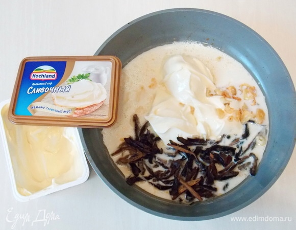 В сковороду после стейков вливаем сливки, кладем плавленый сыр Hochland и добавляем нарезанные соломкой замоченные грибы и обжаренный чеснок, перчим.