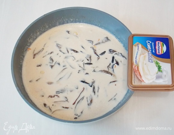 Ставим на средней огонь и, мешая, доводим массу до растворения сыра. Солим, если это требуется.